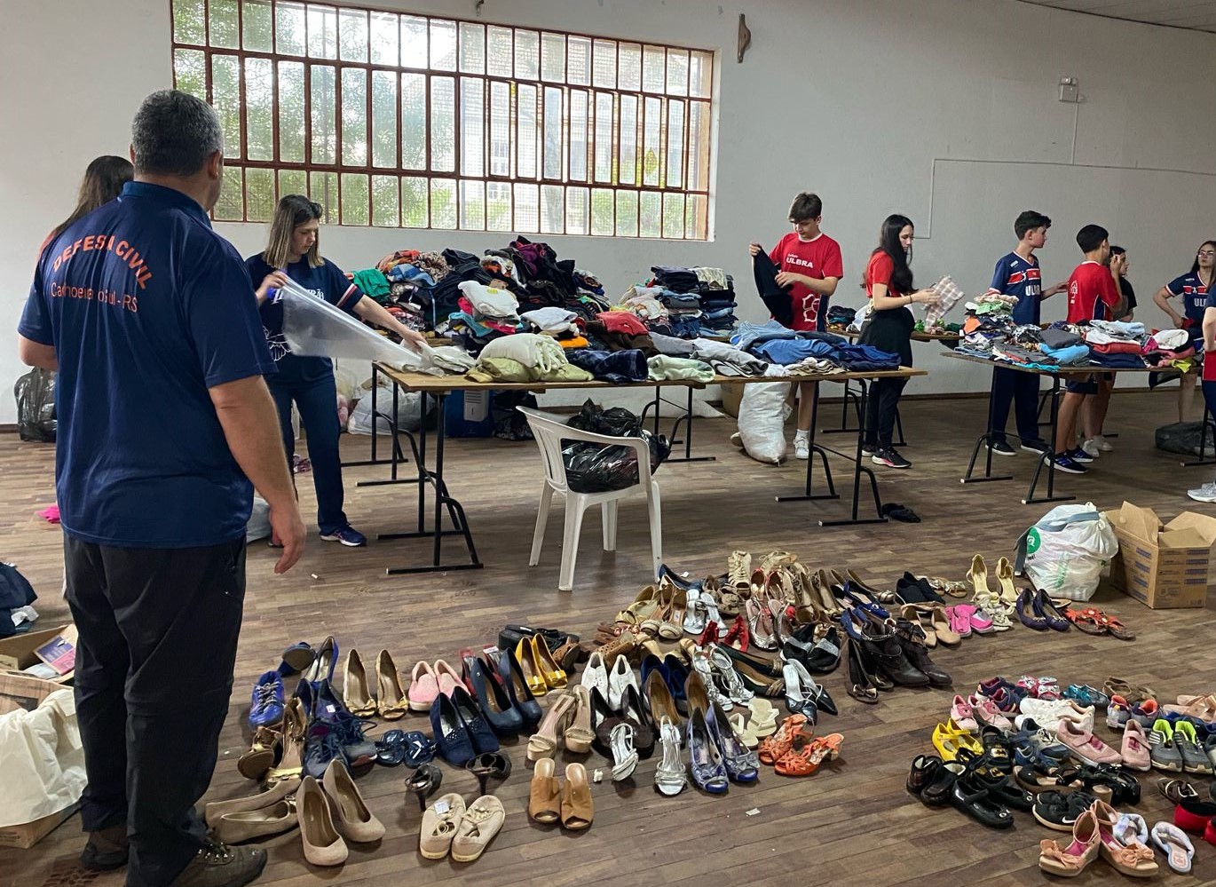 Noticia alunos-do-colegio-sao-pedro-auxiliam-na-triagem-de-doacoes